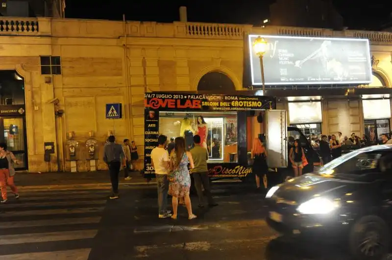 Il Sexycaravan di fronte al cinema Barberini 