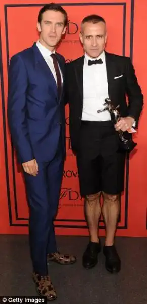 THOM BROWNE CON L ATTORE DAN STEVENS 