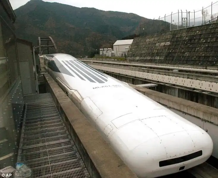 TRENI FLUTTUANTI MAGLEV TESTATI IN GIAPPONE 