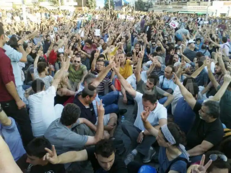 TURCHIA MANIFESTANTI STESI A TERRA 