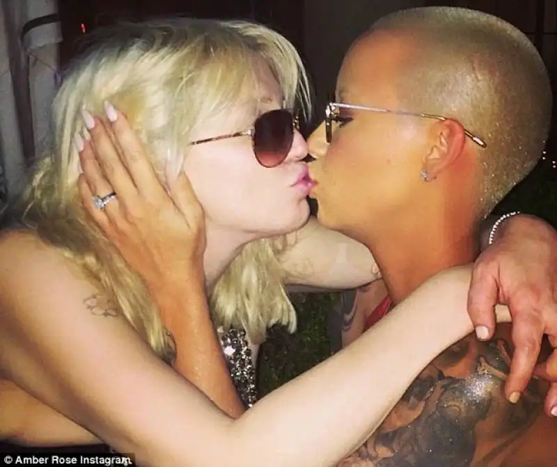 amber rose bacia courtney love