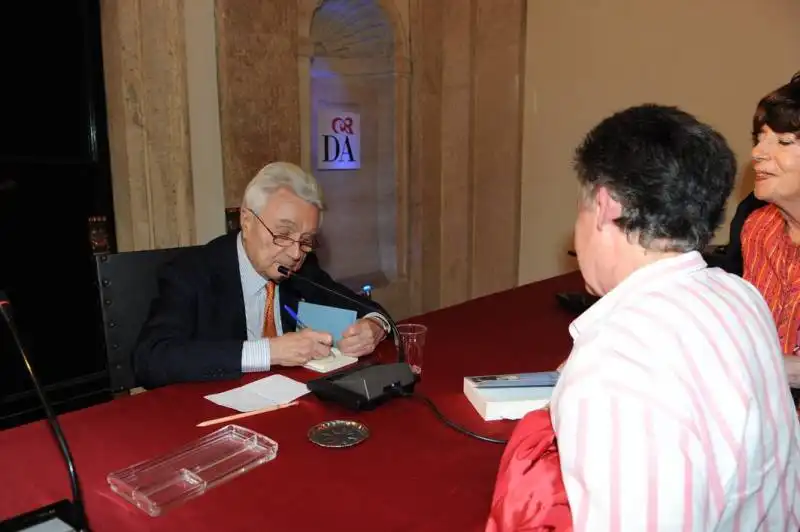 arbasino autografa il libro presentato