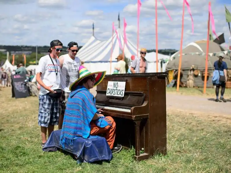 artisti sotto al palco di glastonbury