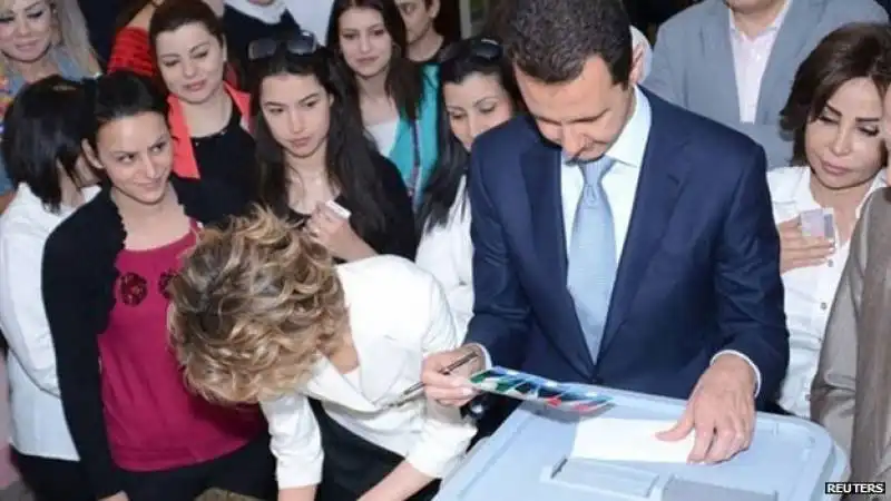 ASSAD AL VOTO CON LA MOGLIE