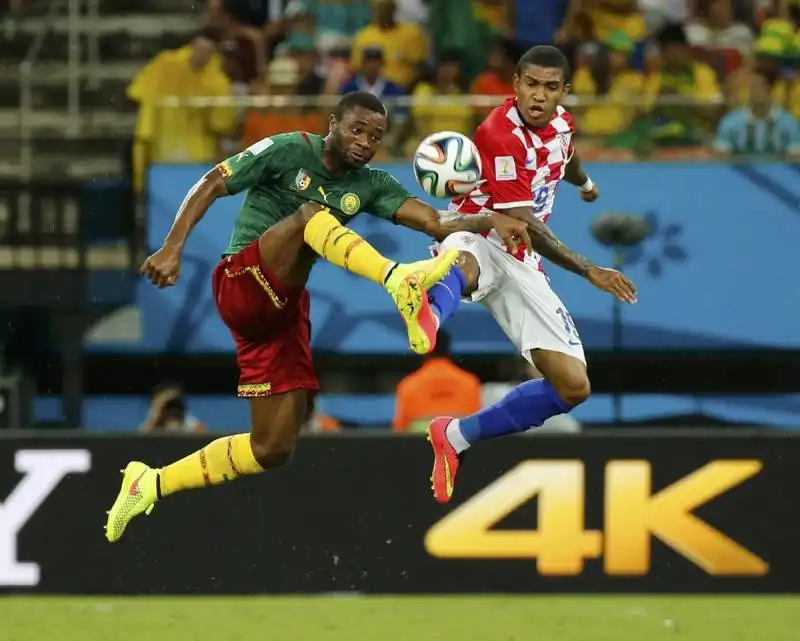 aurelien chedjou del camerun e sammir della croazia lottano per il pallone