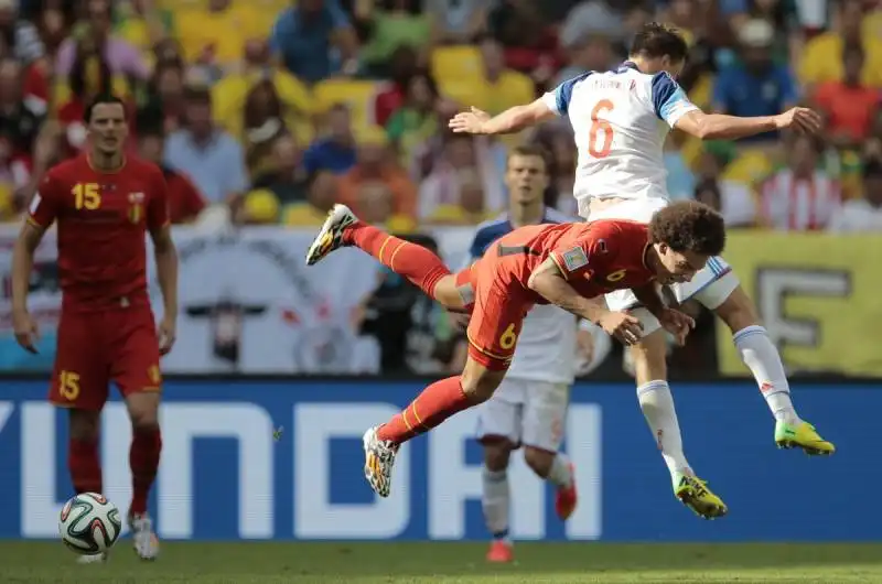 axel witsel del belgio si scontra con maksim kanunnikov