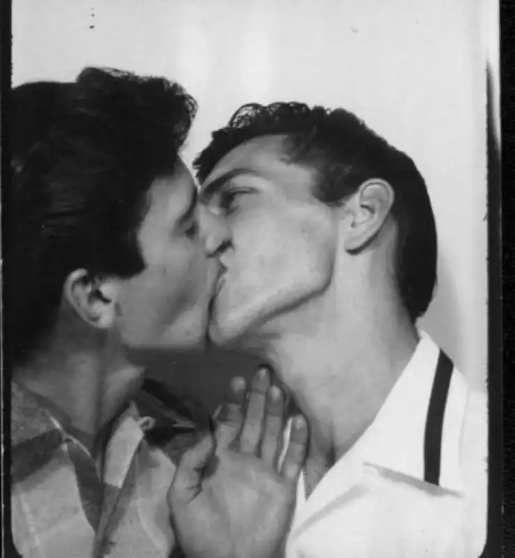 bacio gay anni cinquanta 1