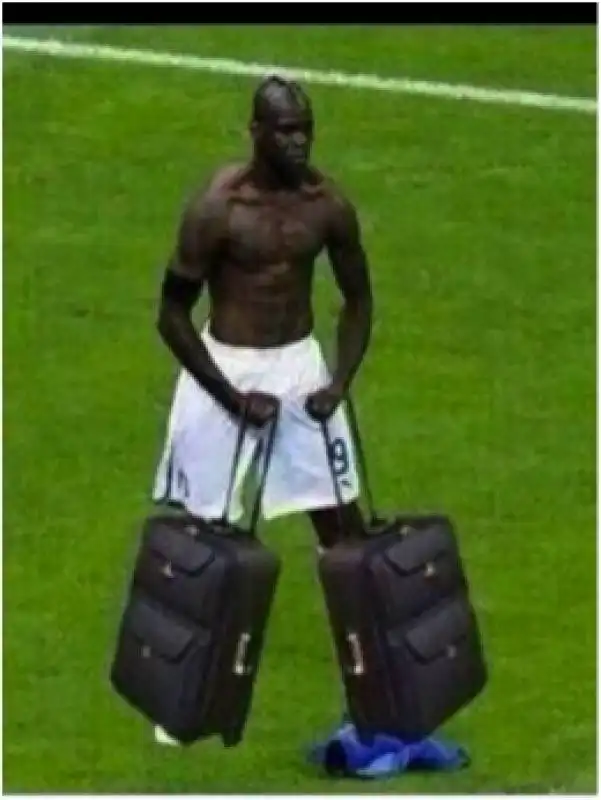 balotelli con le valige