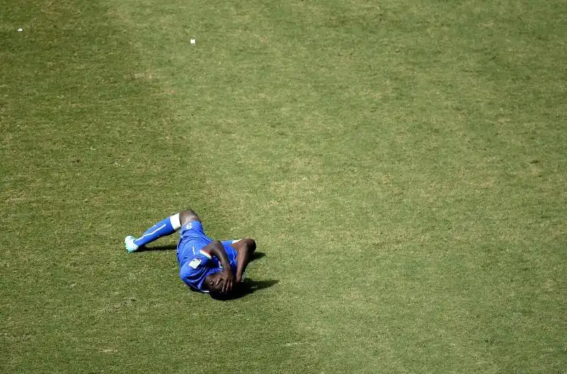 balotelli in italia uruguay 2 1