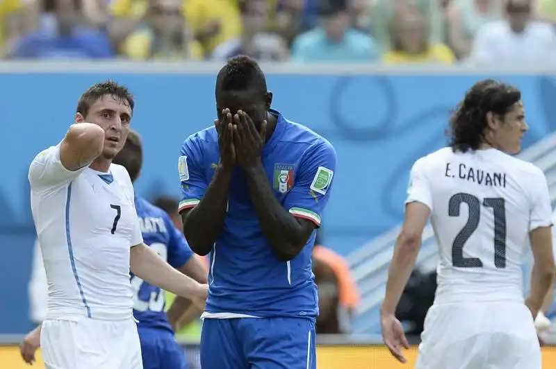 balotelli in italia uruguay 4 1