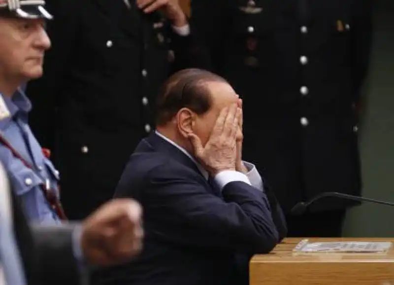 berlusconi al tribunale di napoli per il processo lavitola