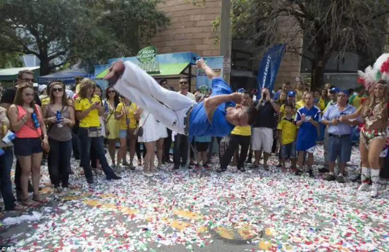 brasiliano fa capoeira a miami