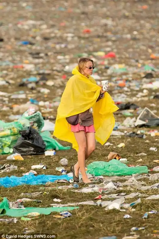 camminare fra la mondezza di glasto