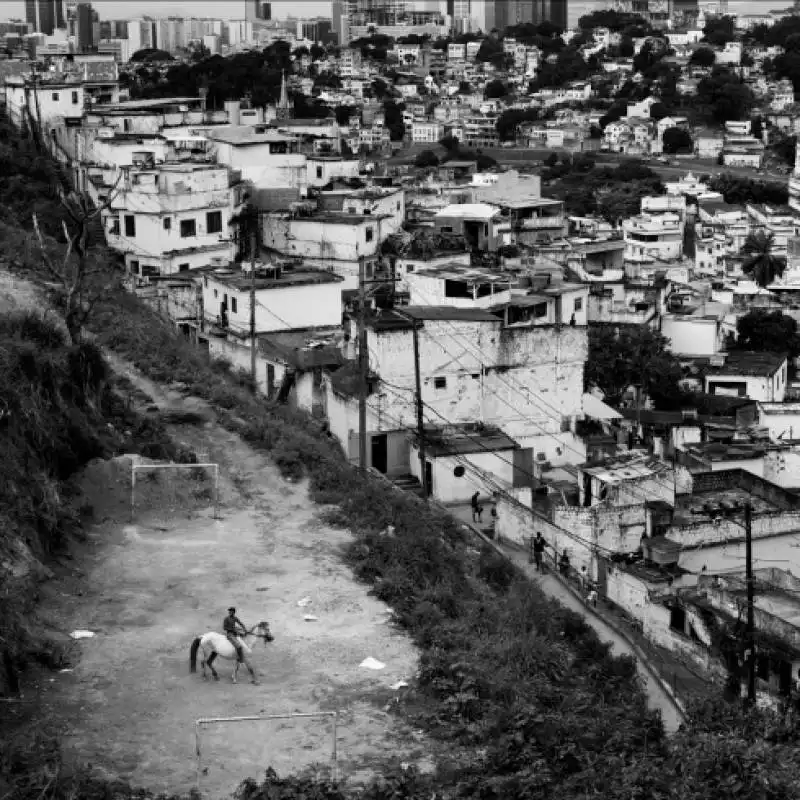 campo di calcio nella favela mineira