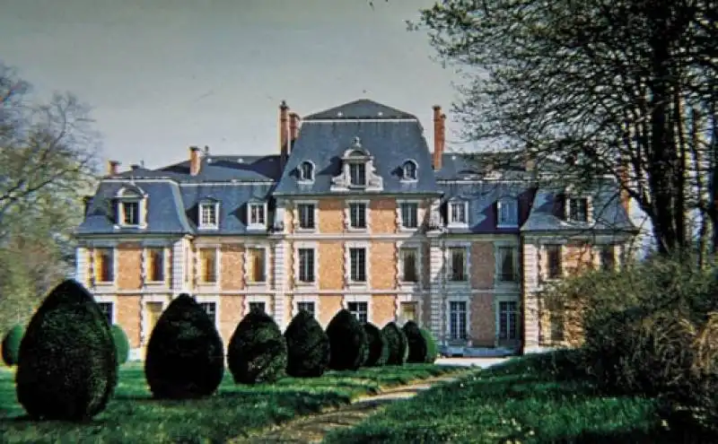 chateau de bellevue a montretout la dimora dei le pen