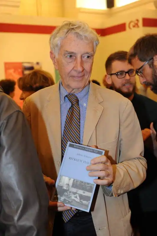 corrado augias con il libro di arbasino