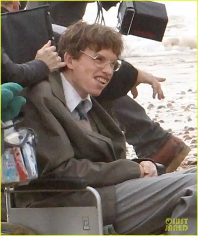 eddie redmayne diventa stephen hawking