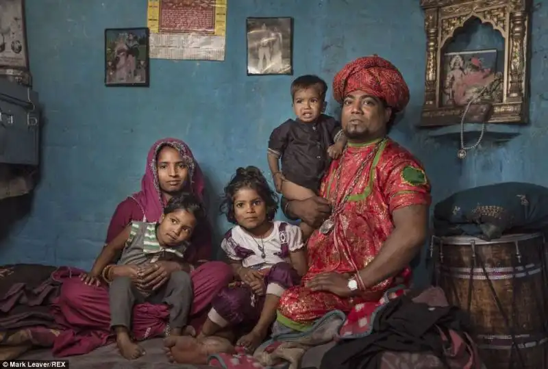 famiglia di musicisti nello slum di delhi