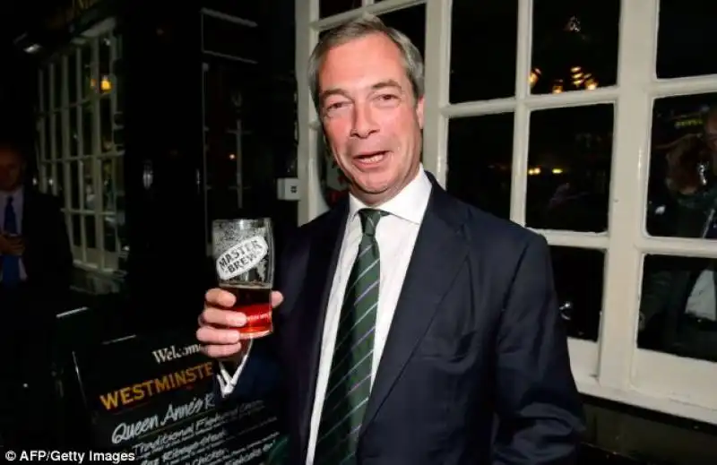 farage parla di macchina del fango