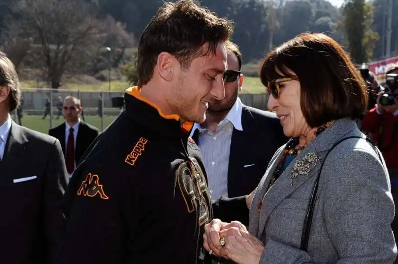 francesco totti con la vedova di bartolomei