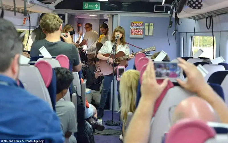 gabrielle aplin suona sul treno per glastonbury