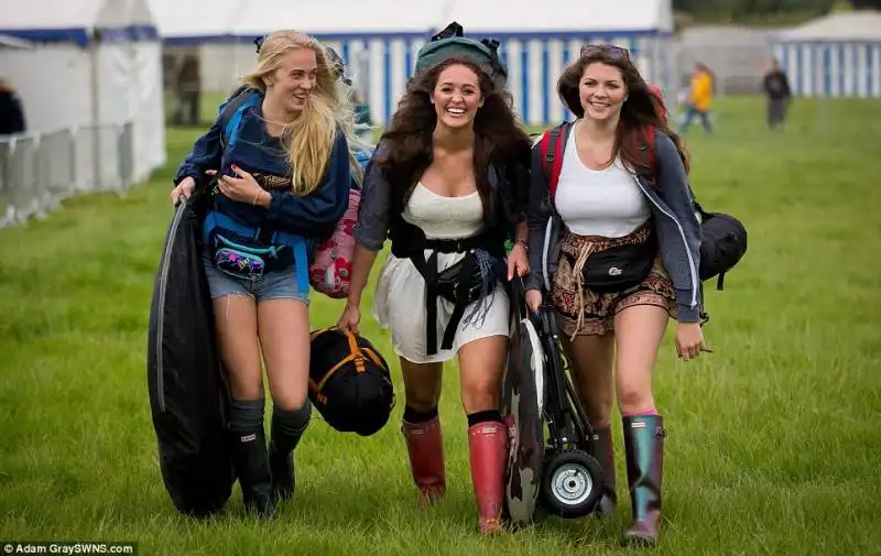 glastonbury con gli stivali da pioggia