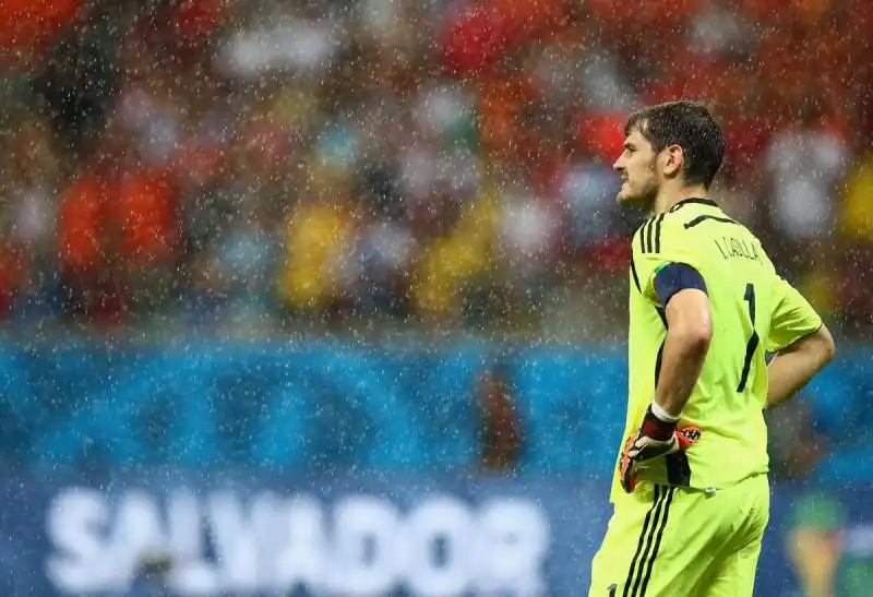 iker casillas della spagna sotto la pioggia