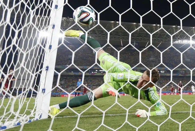 il portiere russo igor akinfeev lascia passare il gol della corea del sud