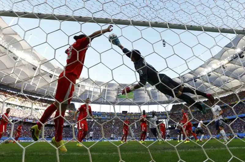 il portiere svizzero  diego benaglio non riesce a parare il gol della francia