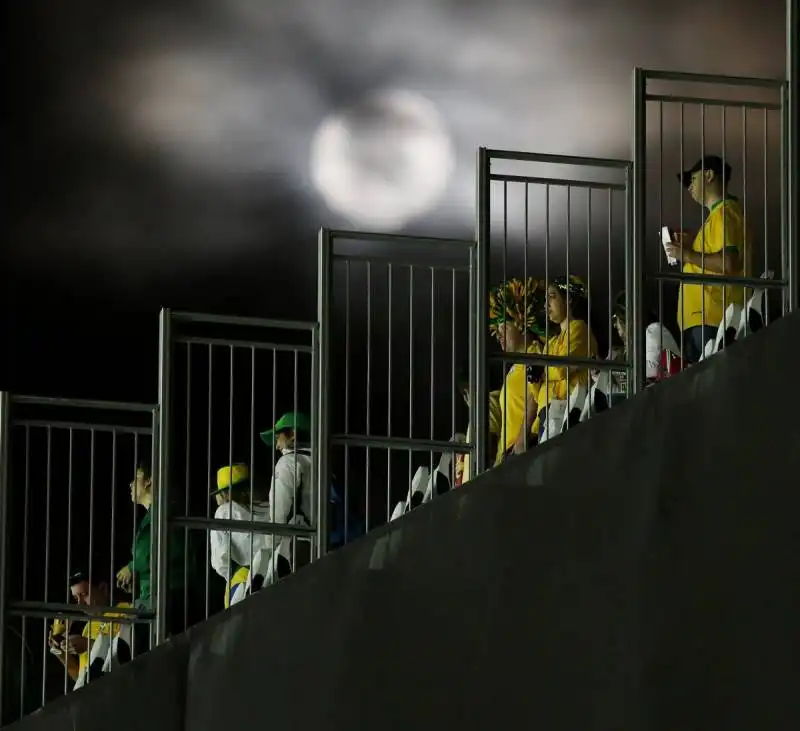 la luna splende sopra la partita di inaugurazione dei mondiali