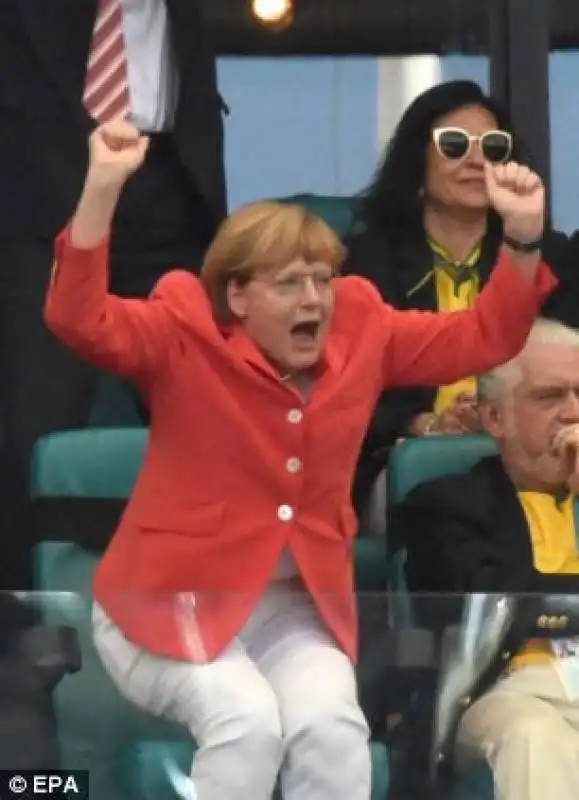 la merkel esulta per il gol