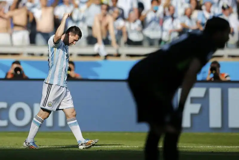 lionel messi festeggia il suo gol