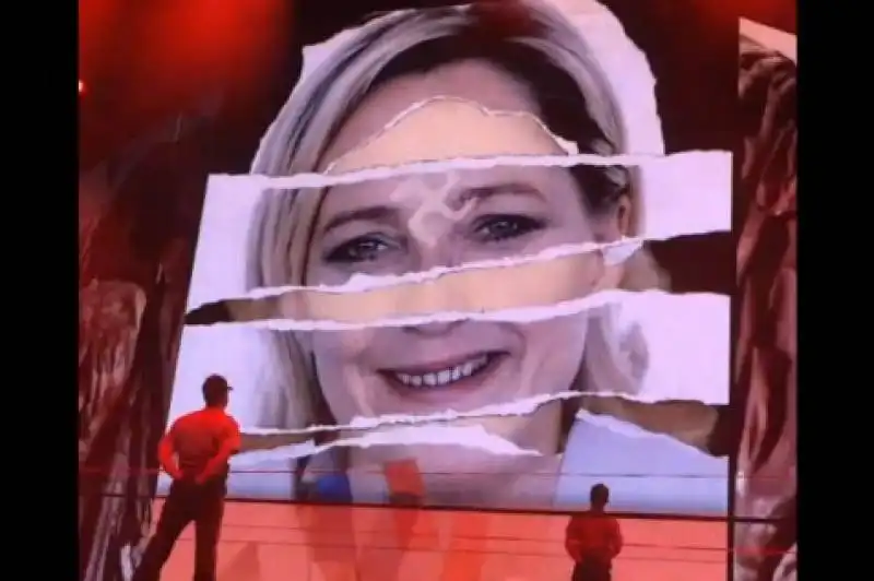 MADONNA MOSTRA MARINE LE PEN CON UNA SVASTICA DURANTE UN CONCERTO