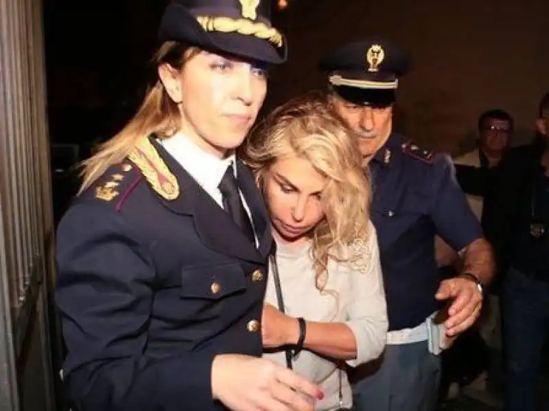 MARIA STELLA GIORLANDINO INSIEME ALLA POLIZIA