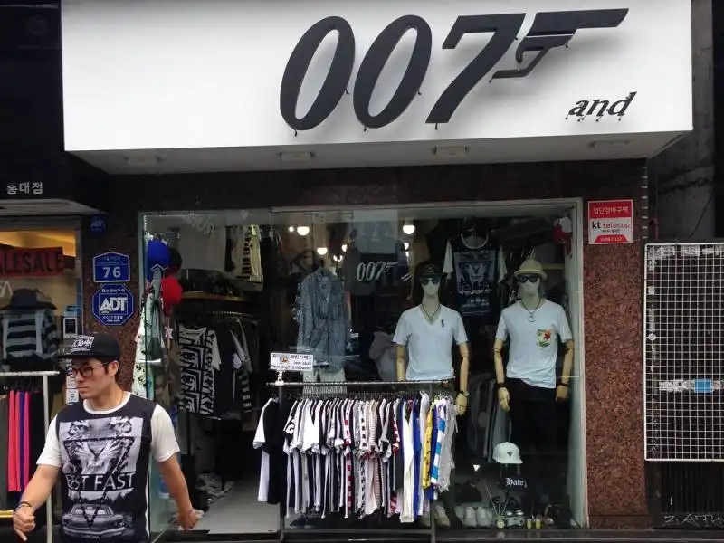 negozio dedicato a james bond