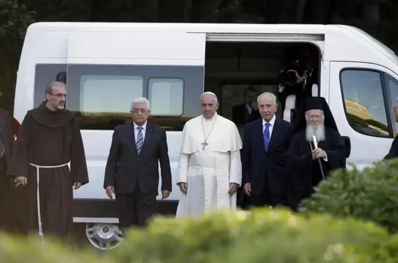 papa francesco riceve abu mazen shimon peres e fouad twal 7