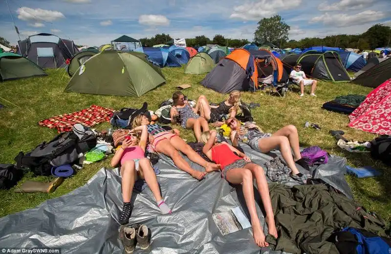 prendere il sole a glastonbury