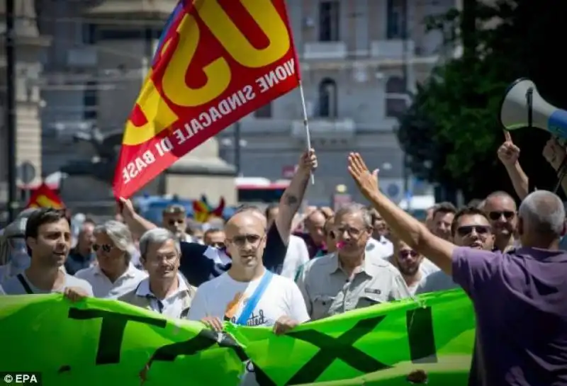 protesta tassisti a napoli