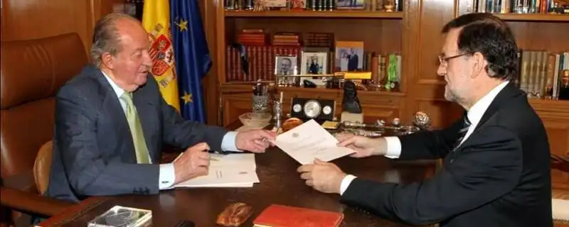 RE JUAN CARLOS CONSEGNA A RAJOY IL DOCUMENTO PER L ABDICAZIONE