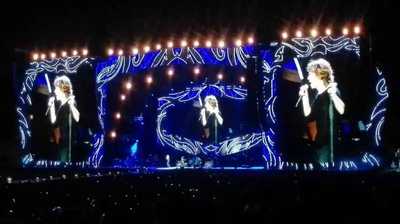 respectable  la canzone che i rolling stones hanno fatto scegliere on line ai fan e che hanno eseguito al circo massimo