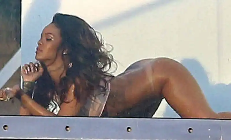 rihanna posa nuda