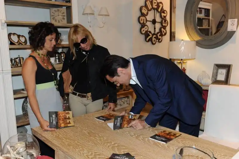 roberto sommella autografa il libro presentato (3)