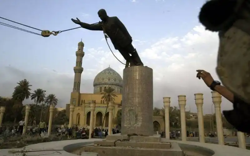 saddam ap saddam caduta statua