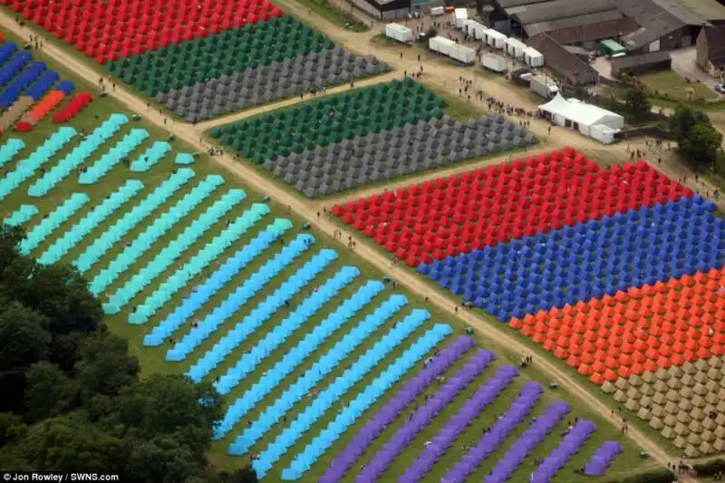 tende colorate a glastonbury