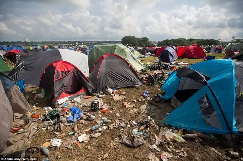 tende lasciate a glasto