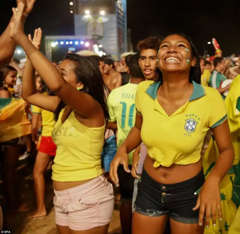 tifosi brasiliani esultano per il gol