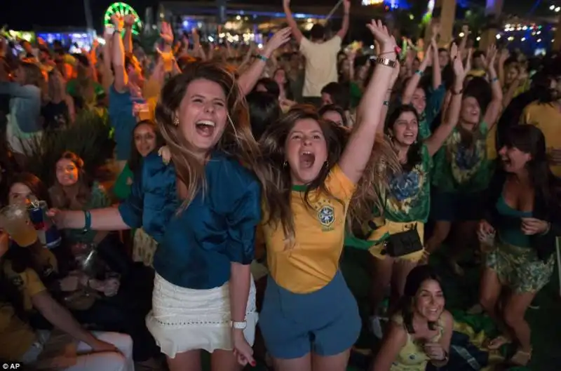 tifosi brasiliani esultano per la vittoria