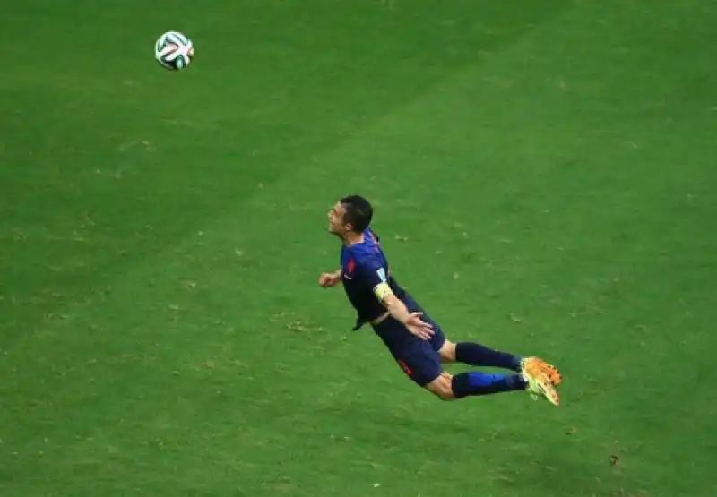 van persie vola per il gol di testa