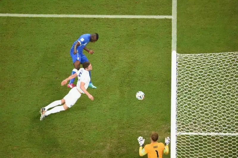 veduta aerea del gol di balotelli all inghilterra