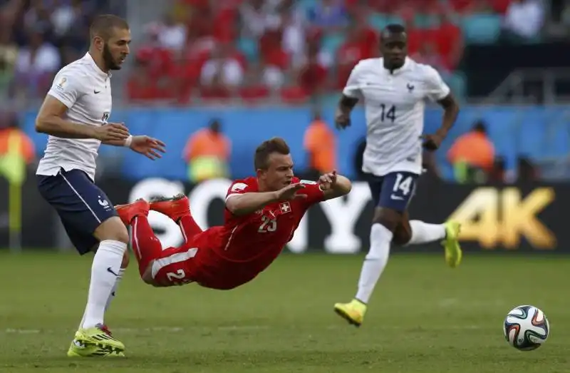 xherdan shaqiri della svizzera vola durante la partita con la francia